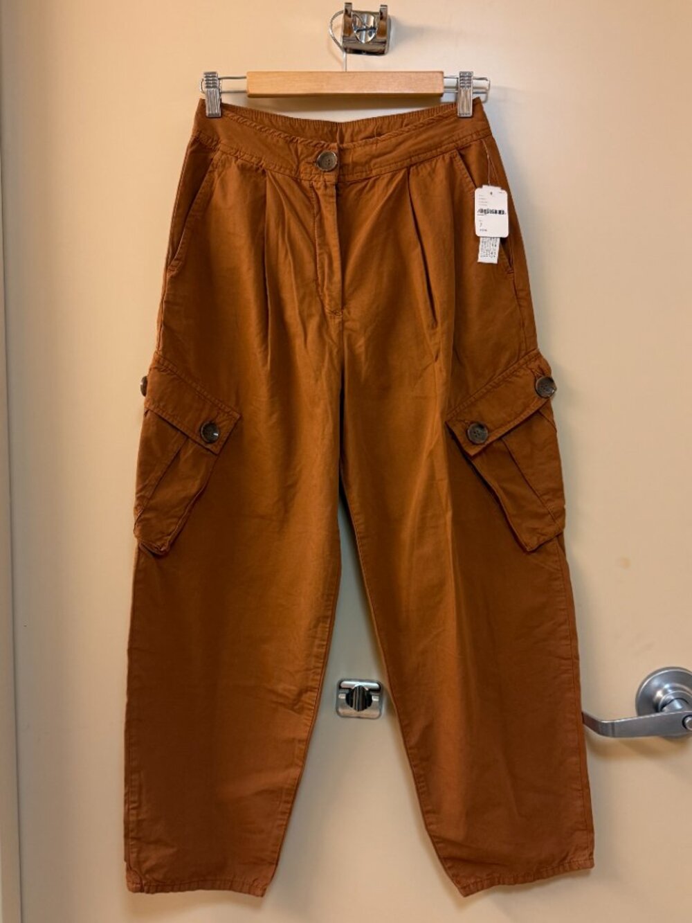 New Free People Brown Cargo Pocket Relaxed Pants 2 NWT - Picture 3 of 10
